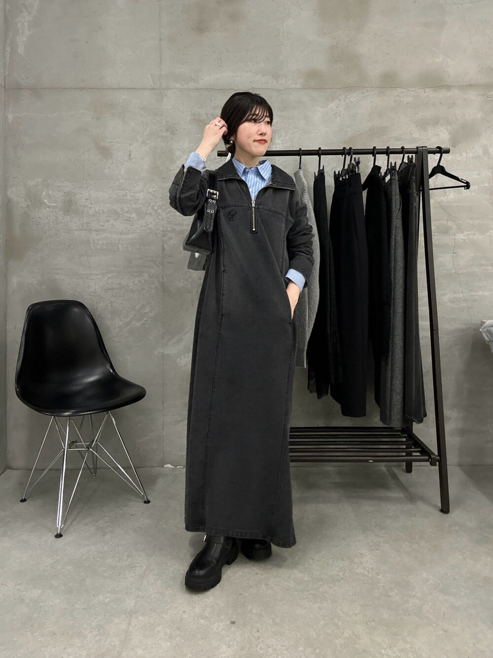 ブラック系のワンピース、ブルー系のシャツ/ブラウス、ホワイト系のバッグを着用したレディースの秋コーディネートの4枚目の写真