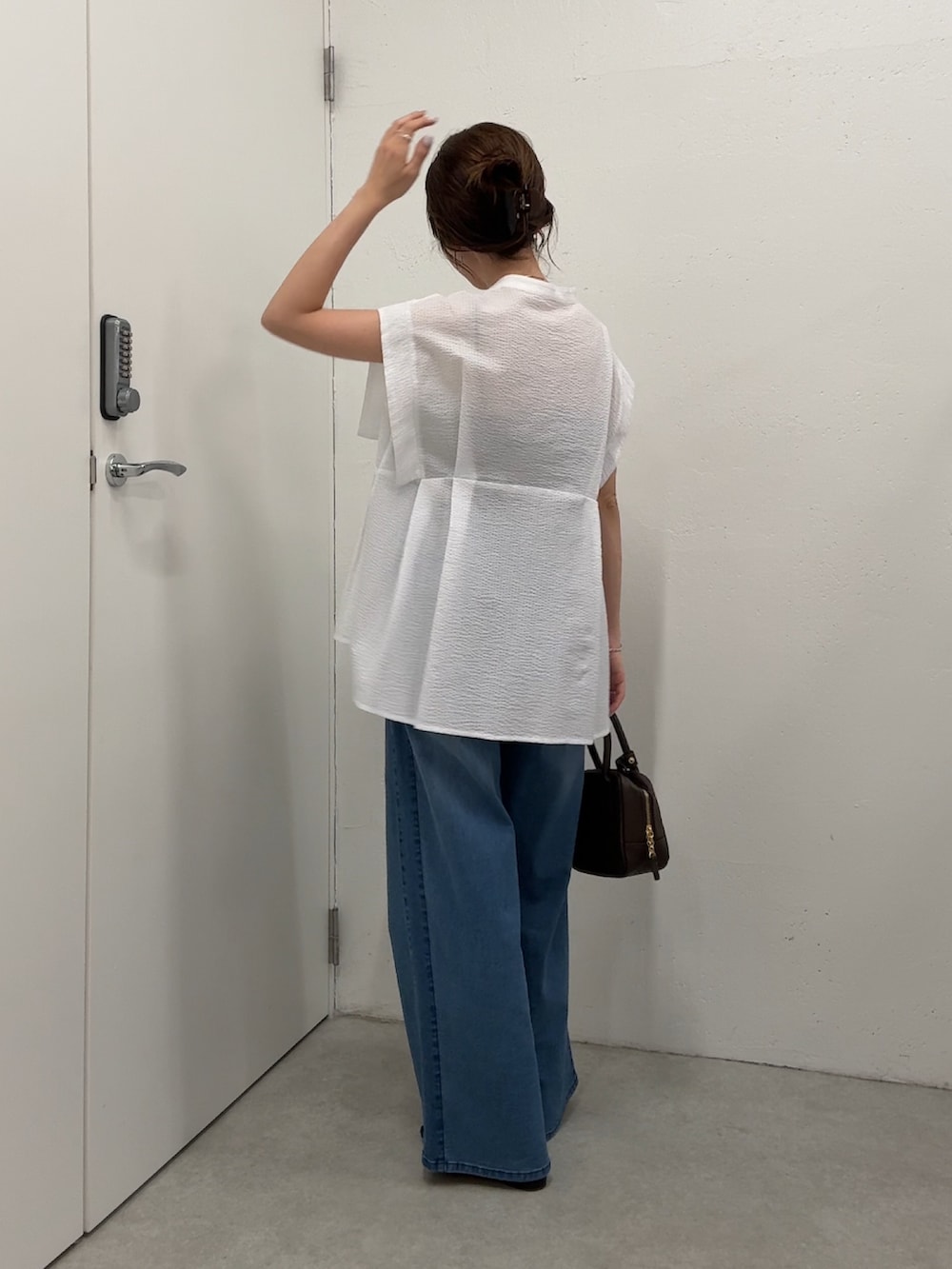 ホワイト系のシャツ/ブラウス、ブルー系のデニムパンツ、ブラウン系のショルダーバッグを着用したレディースの夏コーディネートの3枚目の写真