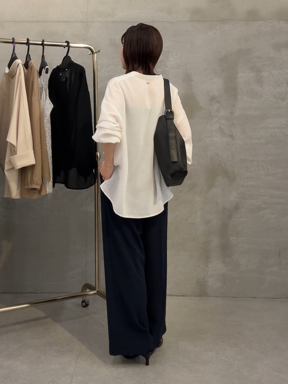 ホワイト系のシャツ/ブラウス、ブルー系のその他パンツ、ブラック系のショルダーバッグを着用したレディースの春コーディネートの2枚目の写真