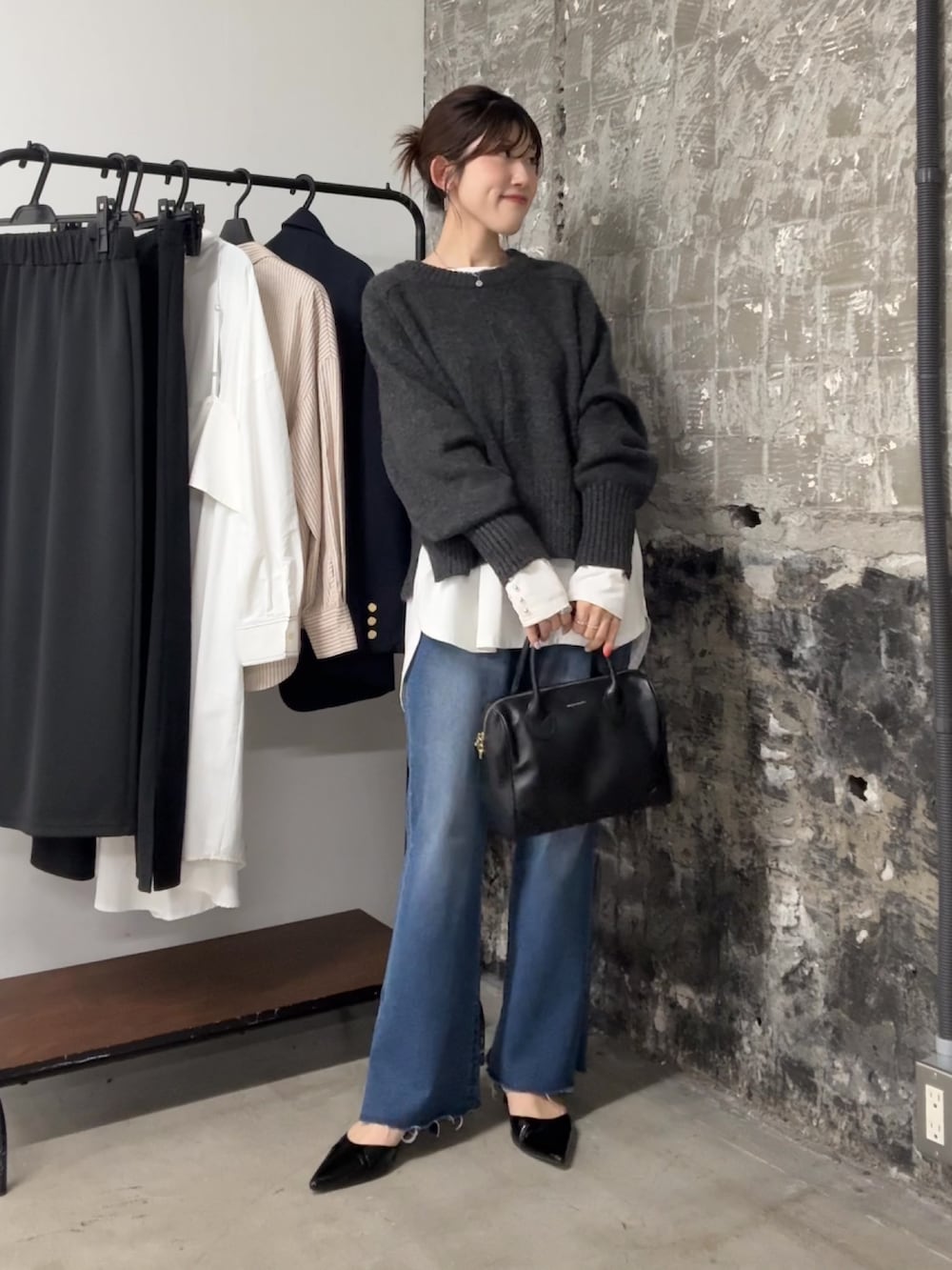 グレー系のニット/セーター、ホワイト系のTシャツ/カットソー、ブラック系のボストンバッグを着用したレディースの夏コーディネートの5枚目の写真