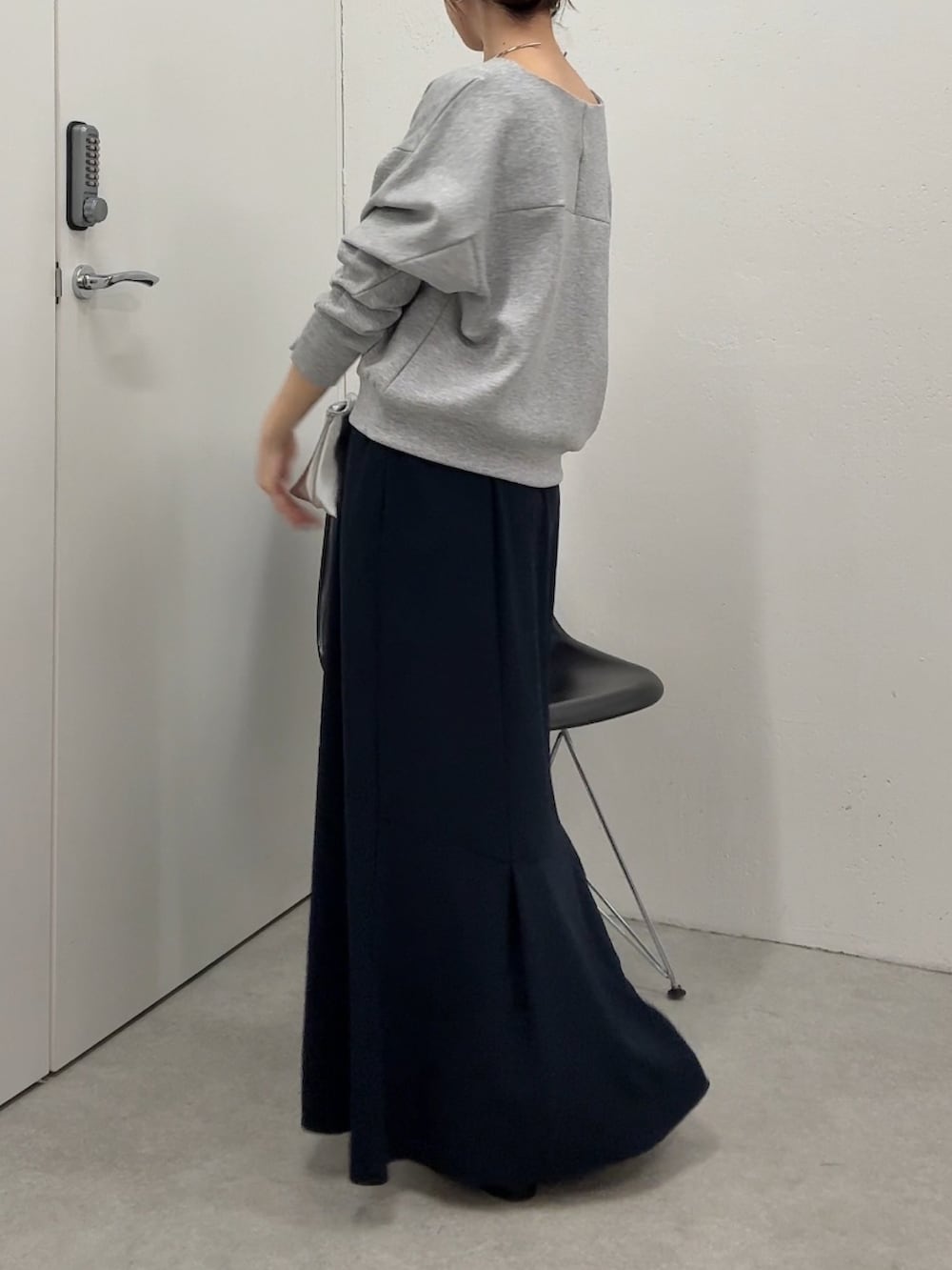 グレー系のTシャツ/カットソー、ブルー系のスカート、シルバー系のショルダーバッグを着用したレディースの夏コーディネートの3枚目の写真