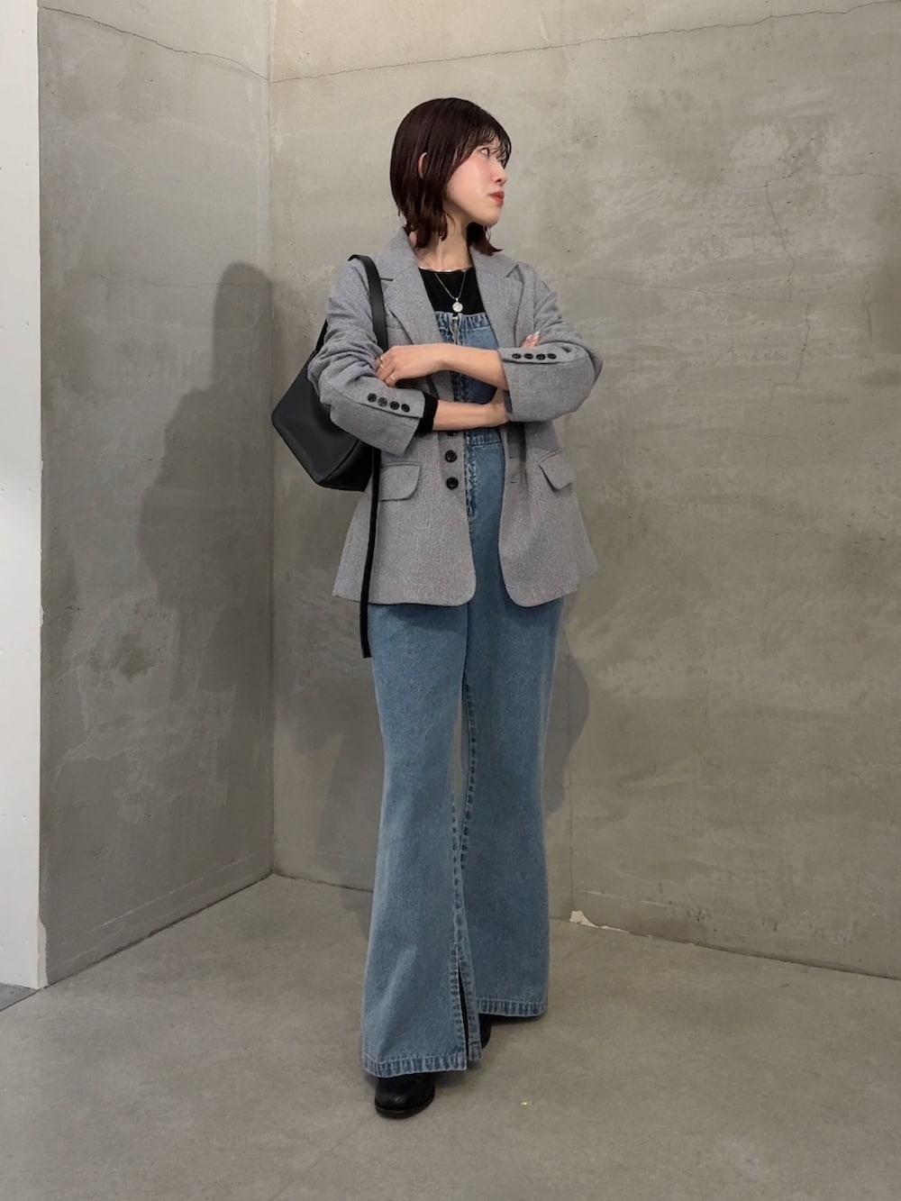 グレー系のテーラードジャケット、ブラック系のTシャツ/カットソー、ブルー系のサロペット/オーバーオールを着用したレディースの冬コーディネートの2枚目の写真