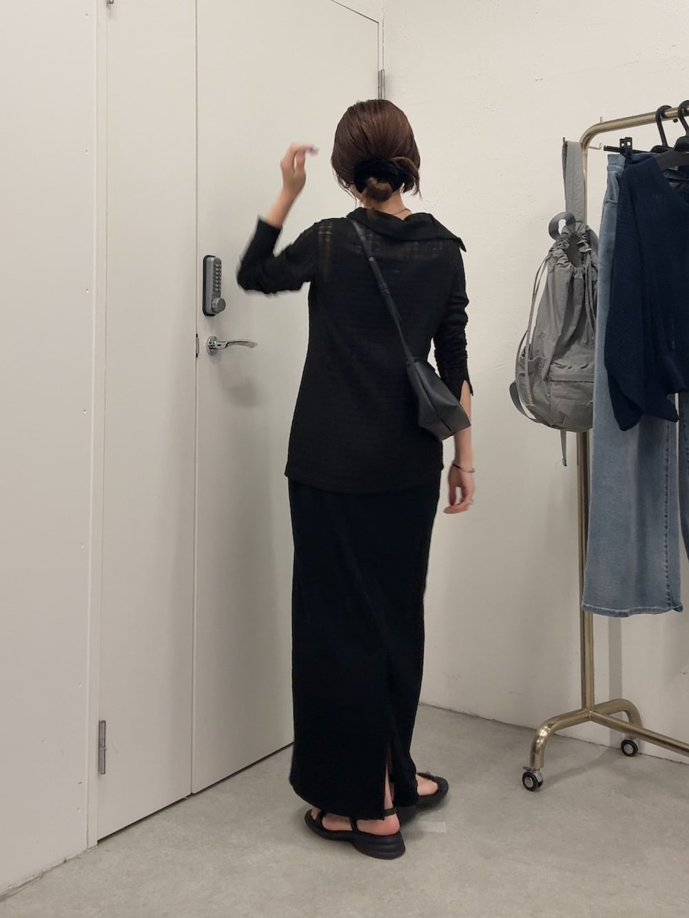 ブラック系のカーディガン/ボレロ、ブラック系のワンピース、ブラック系のショルダーバッグを着用したレディースの夏コーディネートの3枚目の写真