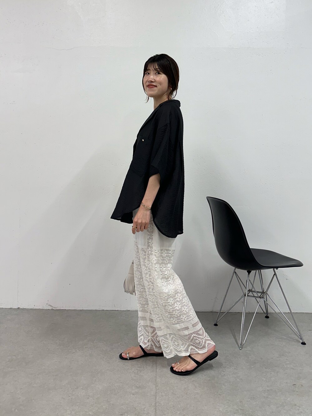 ブラック系のシャツ/ブラウス、ホワイト系のその他パンツを着用したレディースの夏コーディネートの3枚目の写真