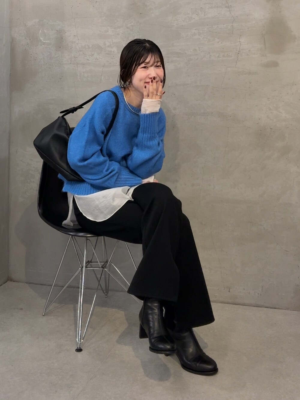 ブルー系のニット/セーター、ホワイト系のTシャツ/カットソー、ブラック系のその他パンツを着用したレディースの秋コーディネートの4枚目の写真