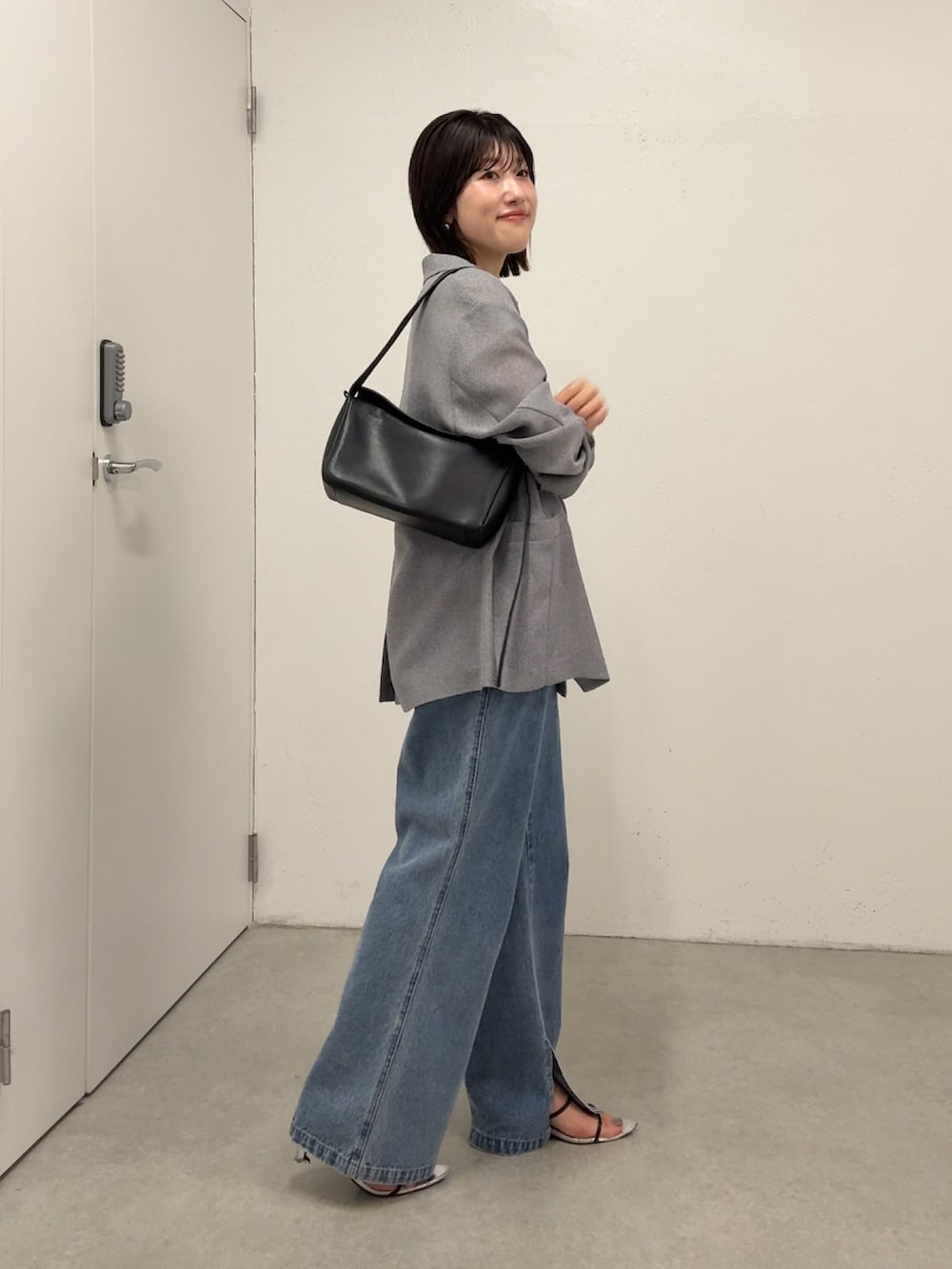 ブルー系のサロペット/オーバーオール、ホワイト系のTシャツ/カットソー、グレー系のテーラードジャケットを着用したレディースの春コーディネートの2枚目の写真