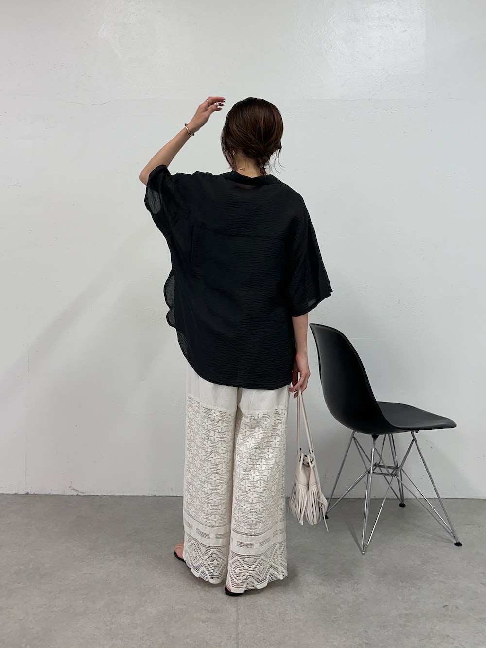 ブラック系のシャツ/ブラウス、ホワイト系のその他パンツを着用したレディースの夏コーディネートの2枚目の写真