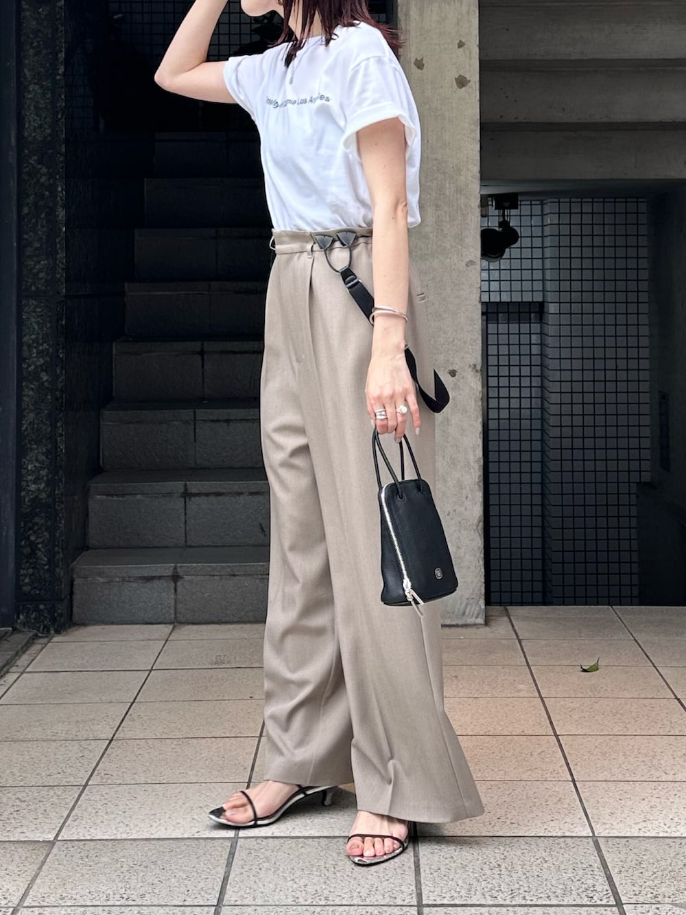 ホワイト系のTシャツ/カットソー、ベージュ系のその他パンツを着用したレディースの夏コーディネートの4枚目の写真