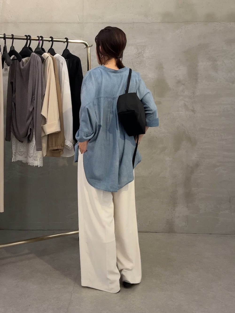 ブルー系のシャツ/ブラウス、ホワイト系のスラックス、ホワイト系のタンクトップを着用したレディースの春コーディネートの4枚目の写真