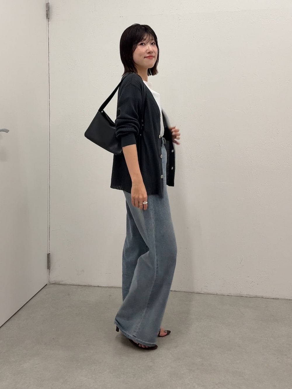 グレー系のカーディガン/ボレロ、ブルー系のデニムパンツ、ホワイト系のTシャツ/カットソーを着用したレディースの春コーディネートの2枚目の写真