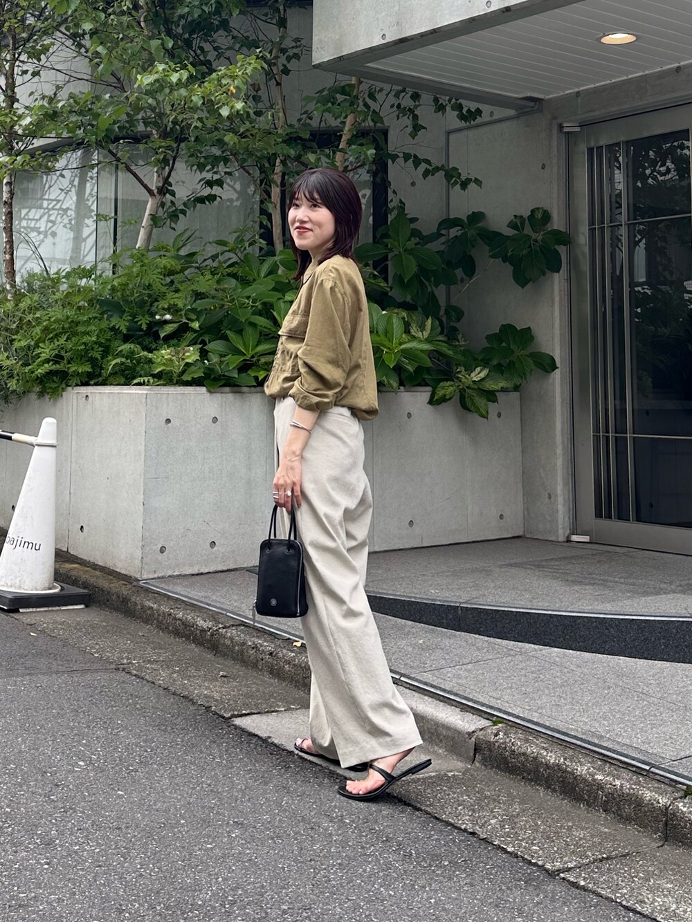 グリーン系のシャツ/ブラウス、ベージュ系のその他パンツを着用したレディースの夏コーディネートの2枚目の写真