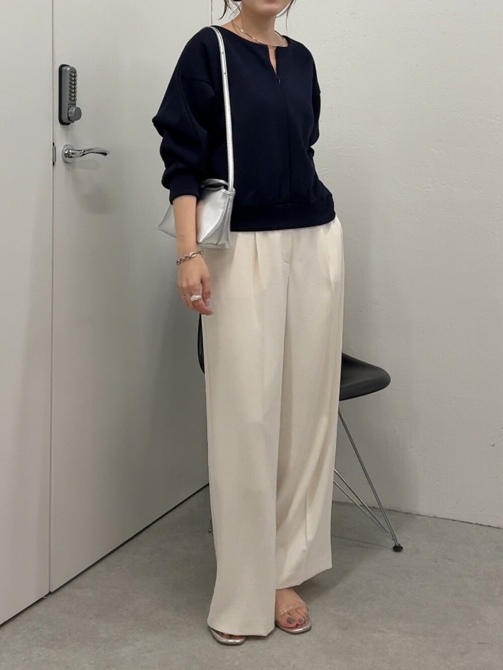 ブルー系のTシャツ/カットソー、ホワイト系のその他パンツ、シルバー系のショルダーバッグを着用したレディースの夏コーディネートの5枚目の写真