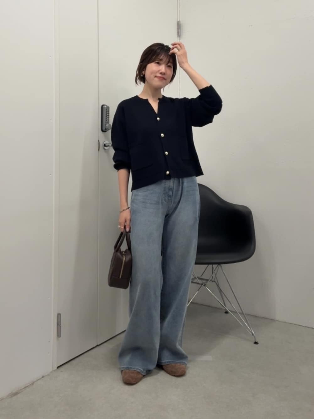 ブルー系のカーディガン/ボレロ、ブラウン系のショルダーバッグ、ブルー系のデニムパンツを着用したレディースの夏コーディネートの4枚目の写真