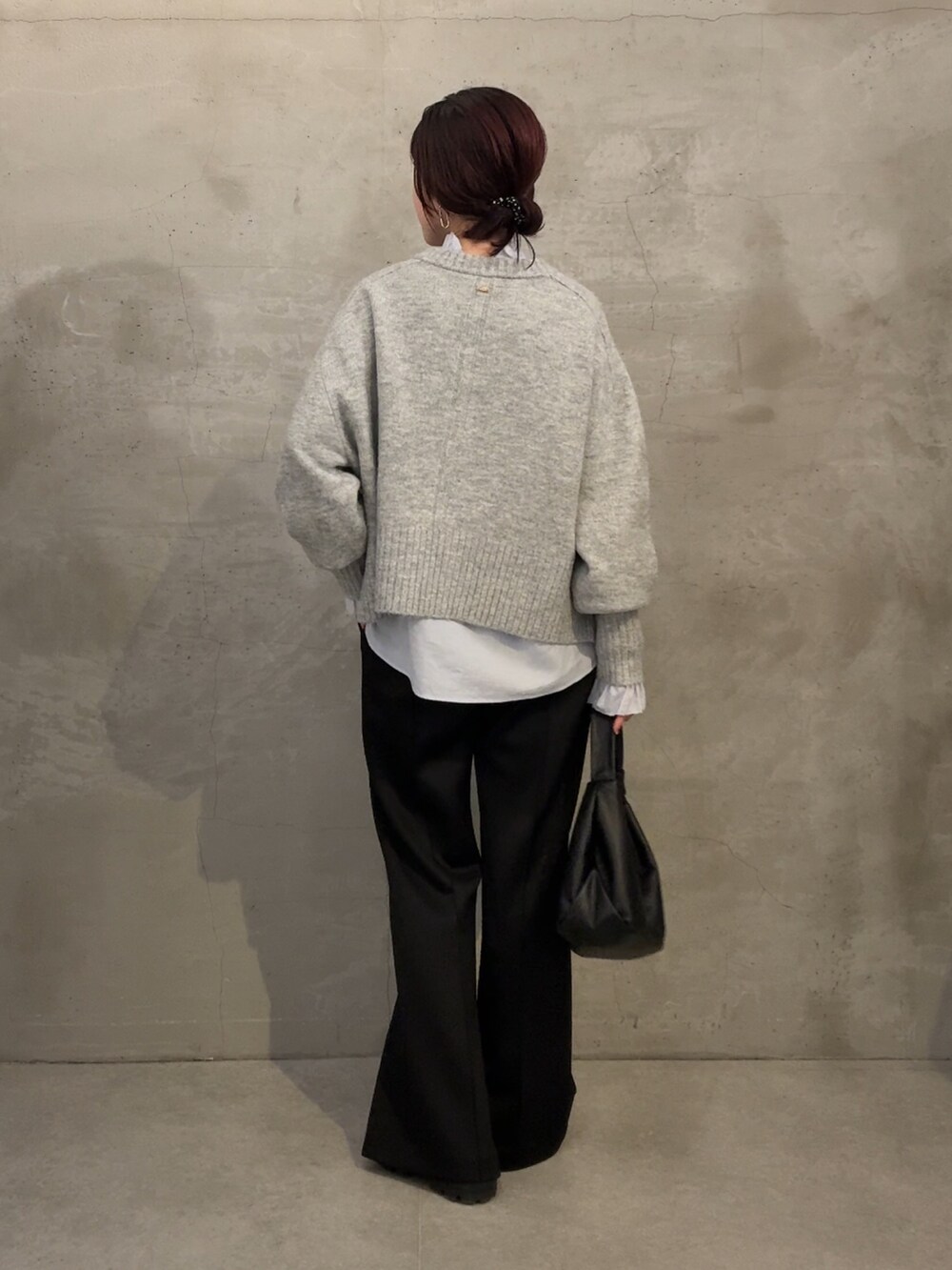 ブルー系のシャツ/ブラウス、グレー系のニット/セーター、ブラック系のその他パンツを着用したレディースの秋コーディネートの2枚目の写真