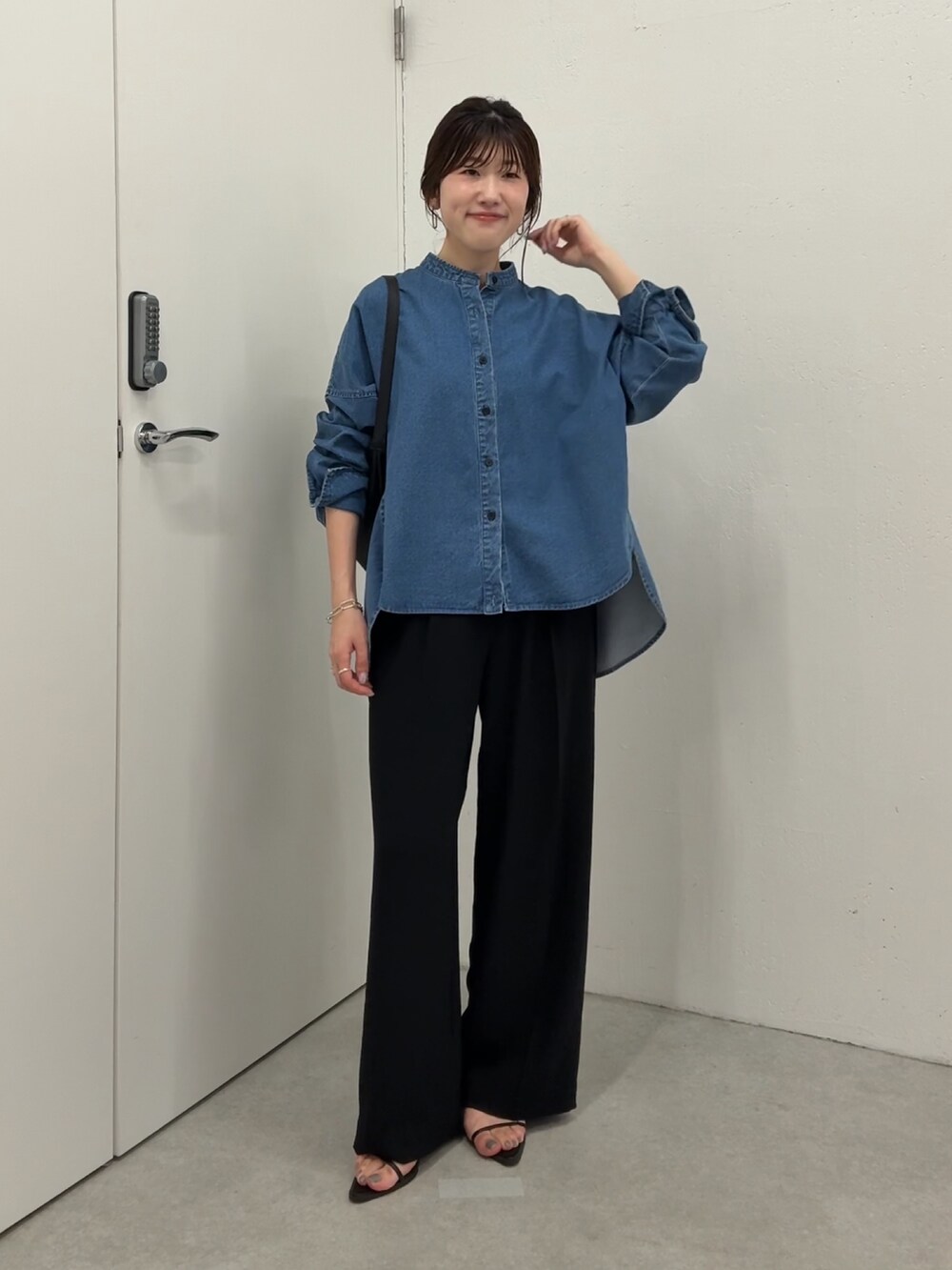 ブルー系のシャツ/ブラウス、ブラック系のその他パンツ、ブラック系のショルダーバッグを着用したレディースの夏コーディネートの4枚目の写真