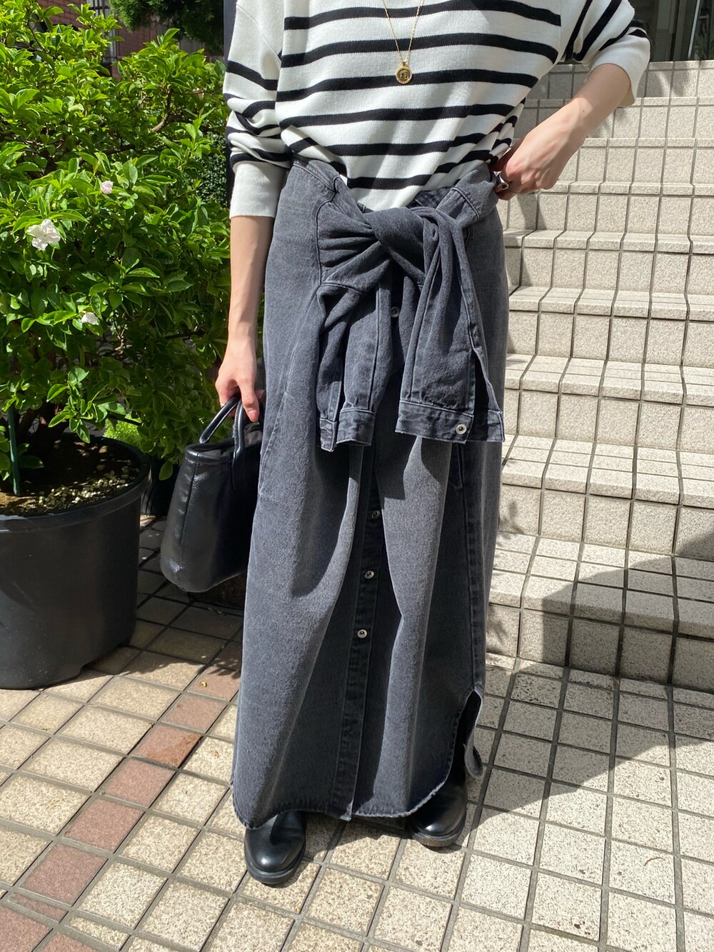 ホワイト系のニット/セーター、ブラック系のシャツワンピース、ブラック系のブーツを着用したレディースの夏コーディネートの4枚目の写真