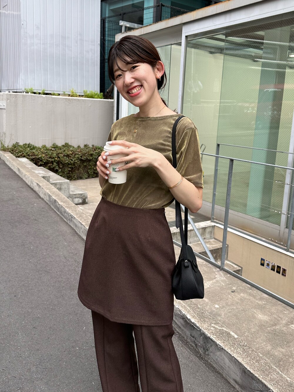 ブルー系のTシャツ/カットソー、ブラウン系のスカート、ブラウン系のスラックスを着用したレディースの夏コーディネートの2枚目の写真