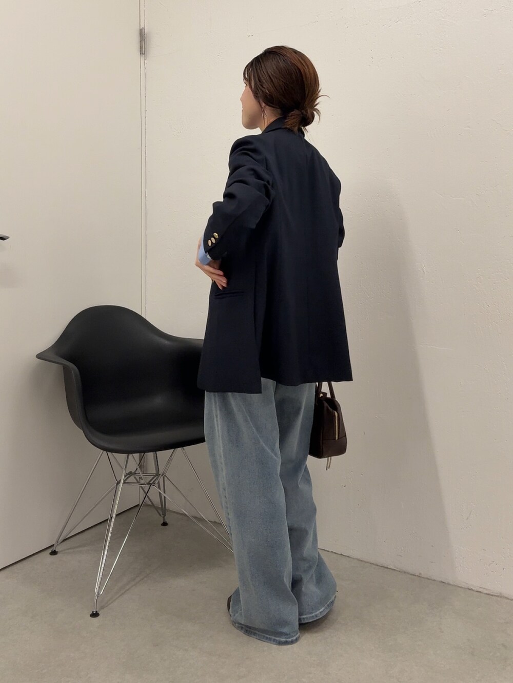 ブルー系のテーラードジャケット、ブルー系のシャツ/ブラウス、ブルー系のデニムパンツを着用したレディースの夏コーディネートの3枚目の写真