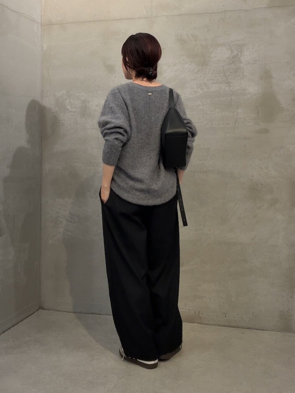 ブラック系のその他パンツ、グレー系のニット/セーターを着用したレディースの秋コーディネートの2枚目の写真