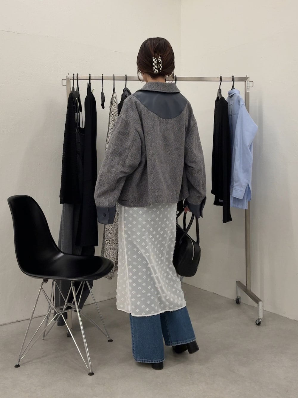 ブルー系のジャケット/アウター、ホワイト系のワンピース、ブルー系のデニムパンツを着用したレディースの冬コーディネートの4枚目の写真