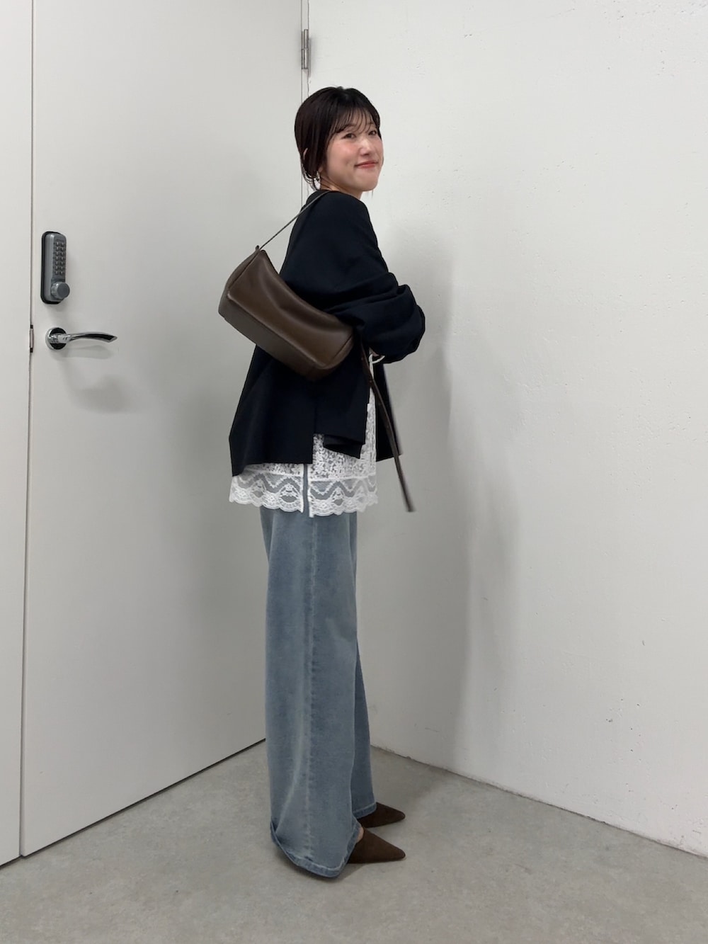 ブルー系のカーディガン/ボレロ、ホワイト系のキャミソール、ブルー系のデニムパンツを着用したレディースの春コーディネートの2枚目の写真