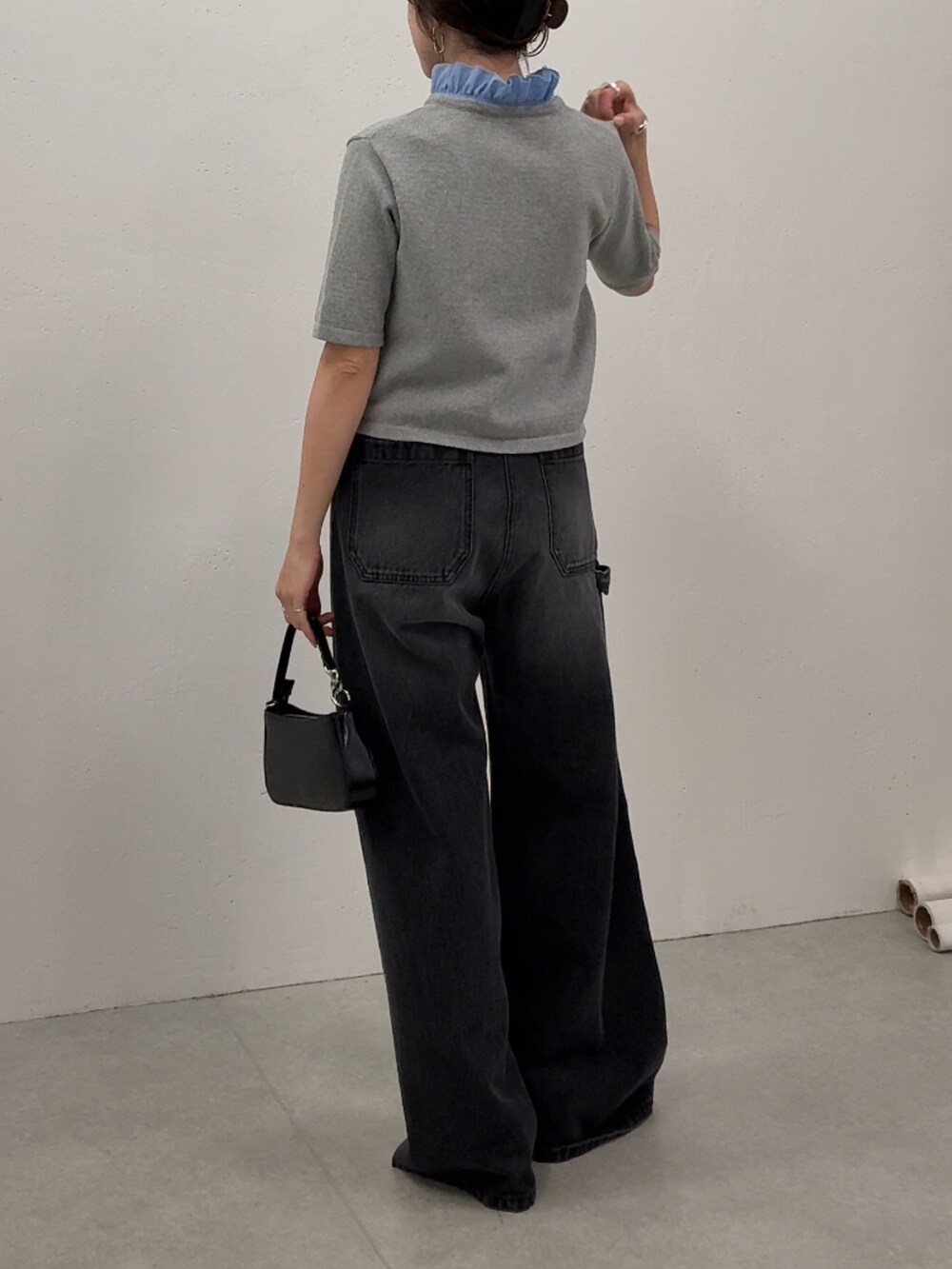 グレー系のカーディガン/ボレロ、ブルー系のデニムパンツを着用したレディースの夏コーディネートの3枚目の写真