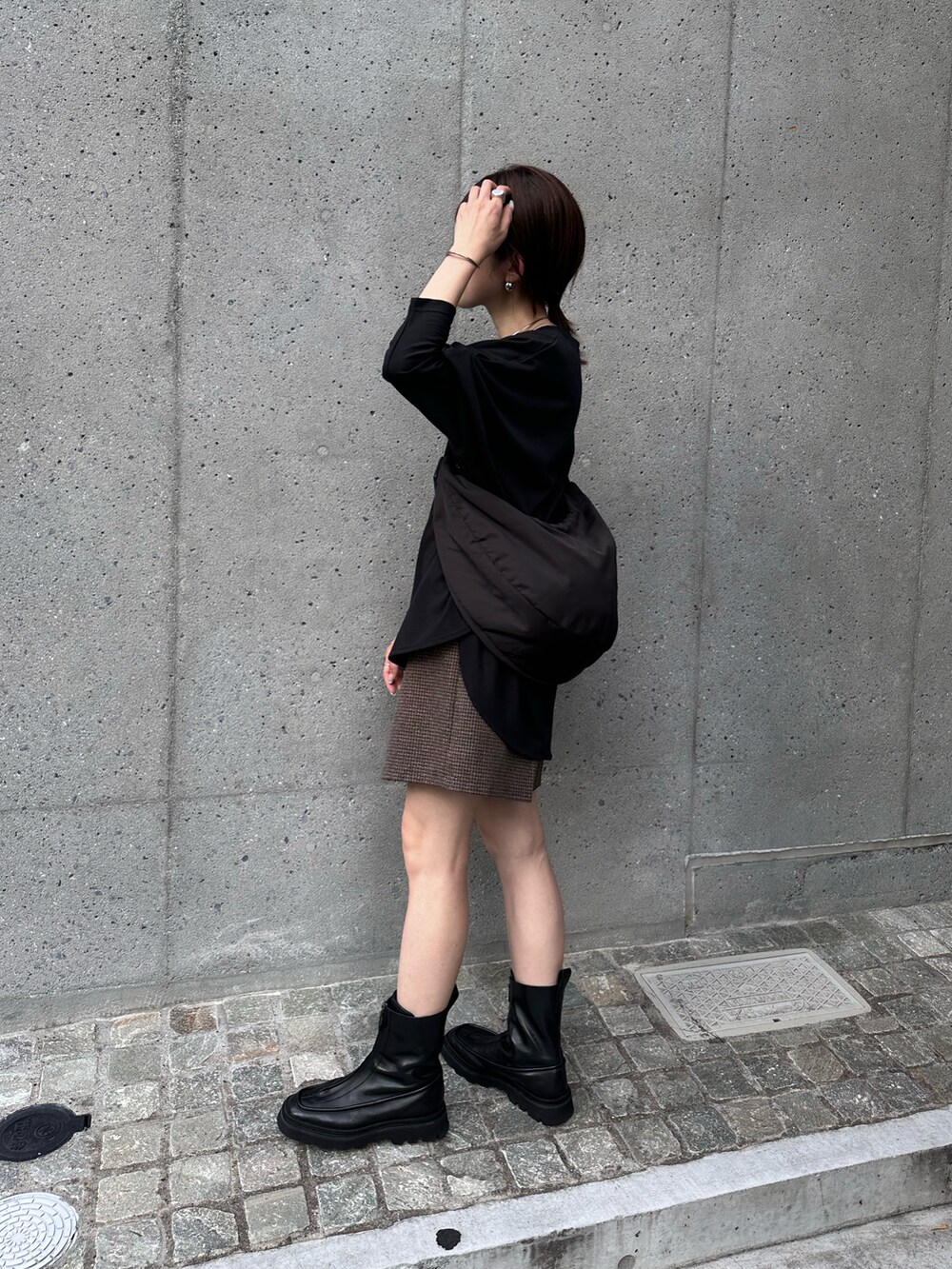 ブラック系のボディバッグ/ウエストポーチ、ブラック系のTシャツ/カットソー、ブラウン系のその他パンツを着用したレディースの秋コーディネートの2枚目の写真