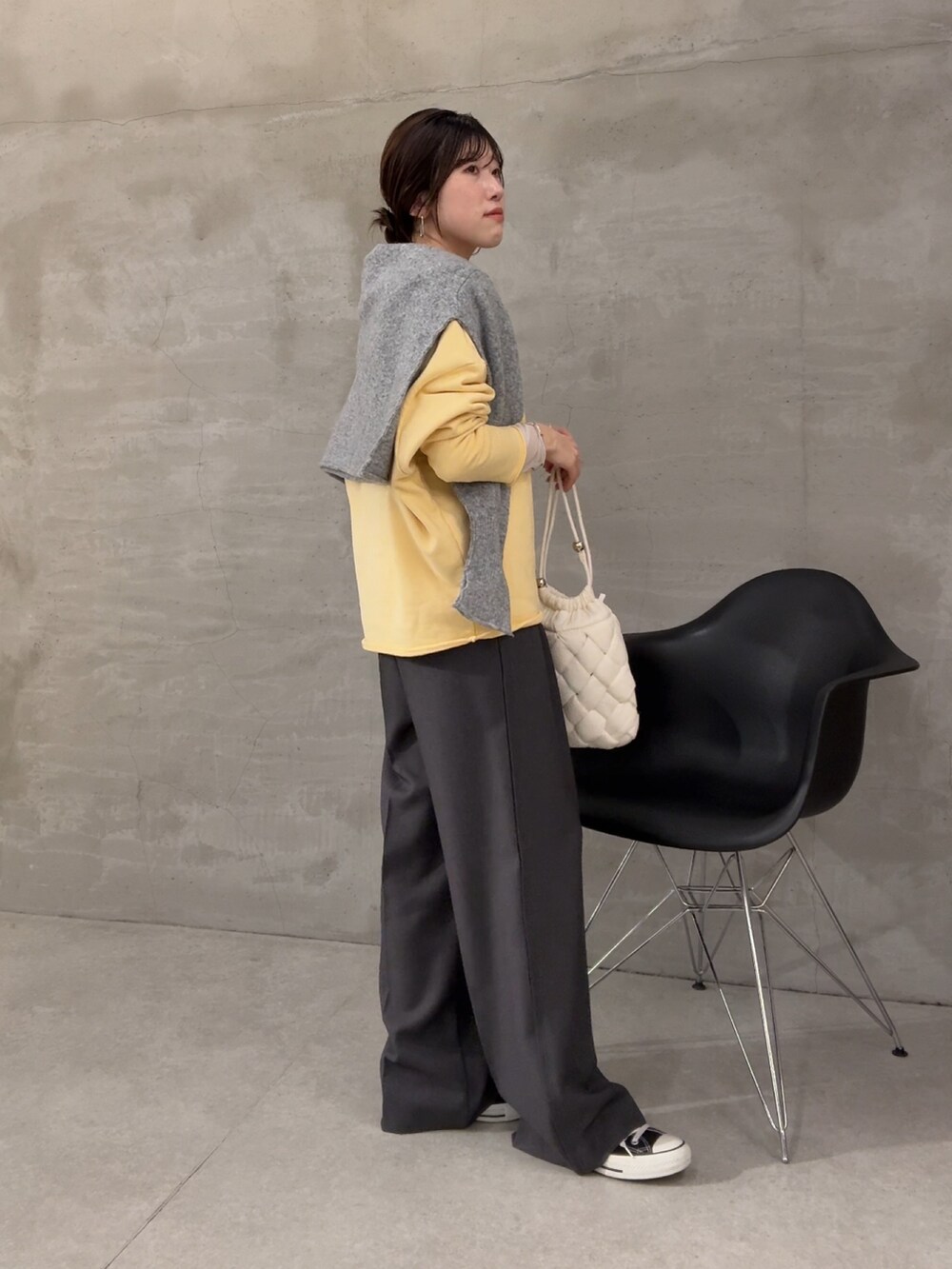 イエロー系のスウェット、ホワイト系のTシャツ/カットソー、グレー系のスラックスを着用したレディースの秋コーディネートの2枚目の写真