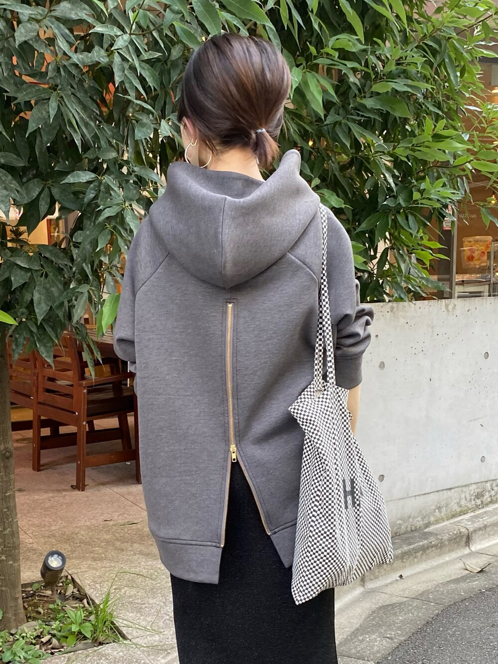 グレー系のパーカーを着用したレディースの秋コーディネートの3枚目の写真