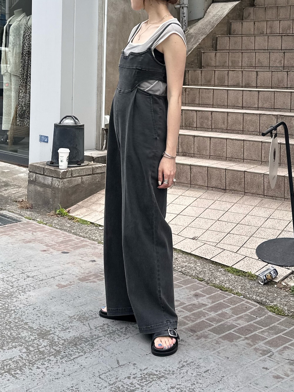 ブラック系のつなぎ/オールインワン、ブラック系のバッグ、グレー系のTシャツ/カットソーを着用したレディースの春コーディネートの3枚目の写真