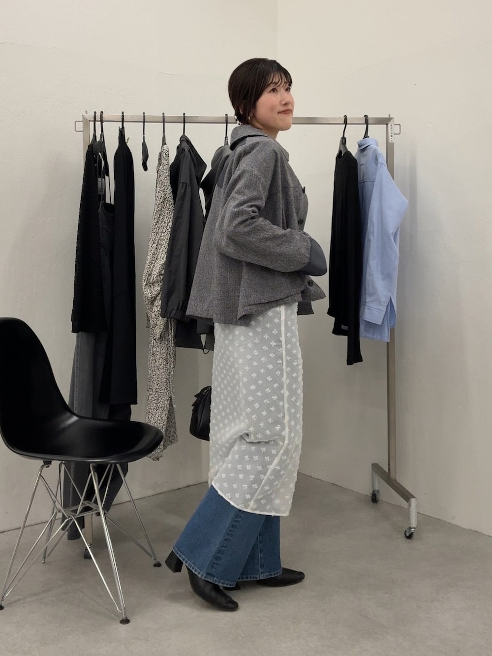 ブルー系のジャケット/アウター、ホワイト系のワンピース、ブルー系のデニムパンツを着用したレディースの冬コーディネートの3枚目の写真