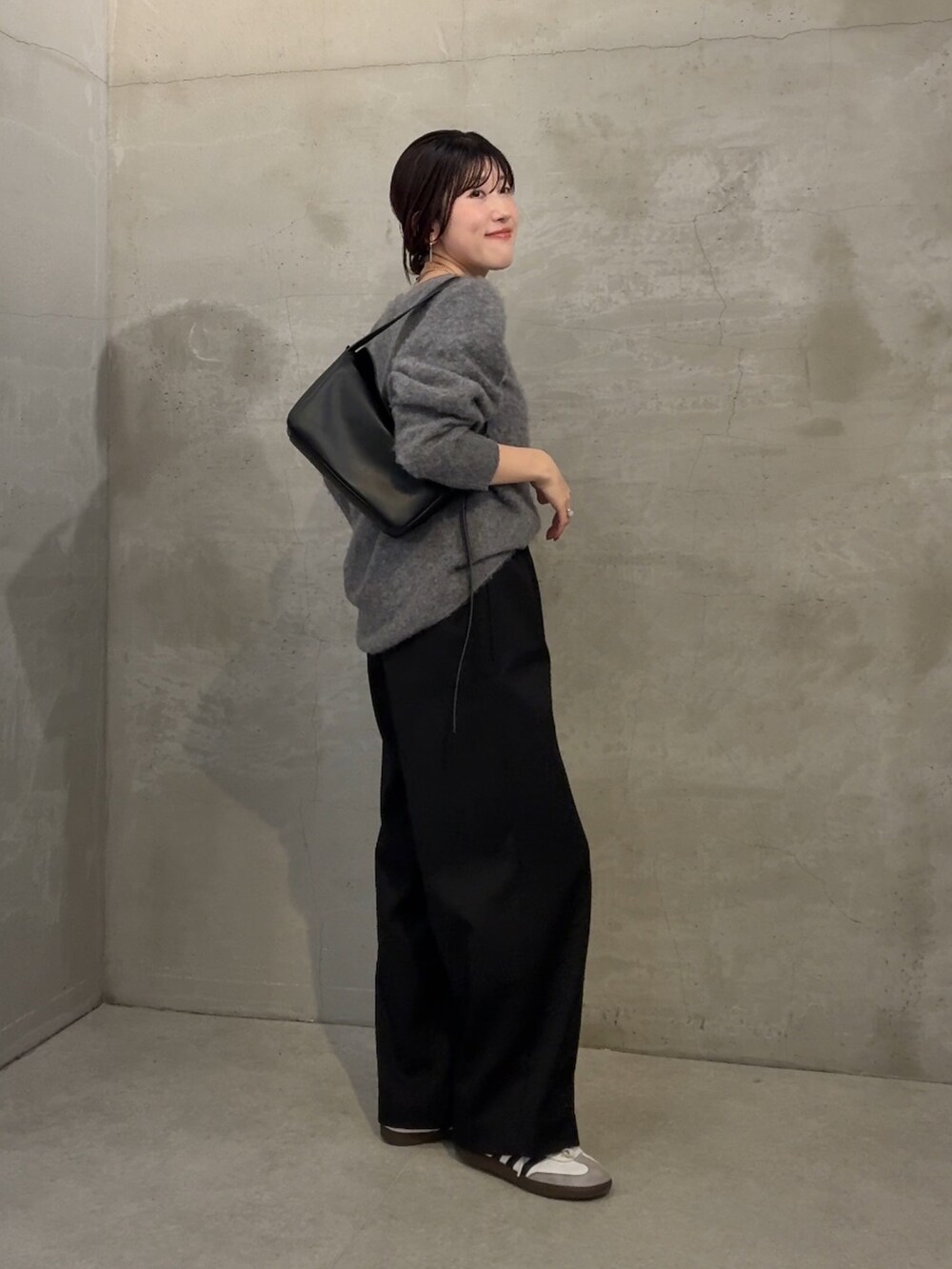 ブラック系のその他パンツ、グレー系のニット/セーターを着用したレディースの秋コーディネートの3枚目の写真