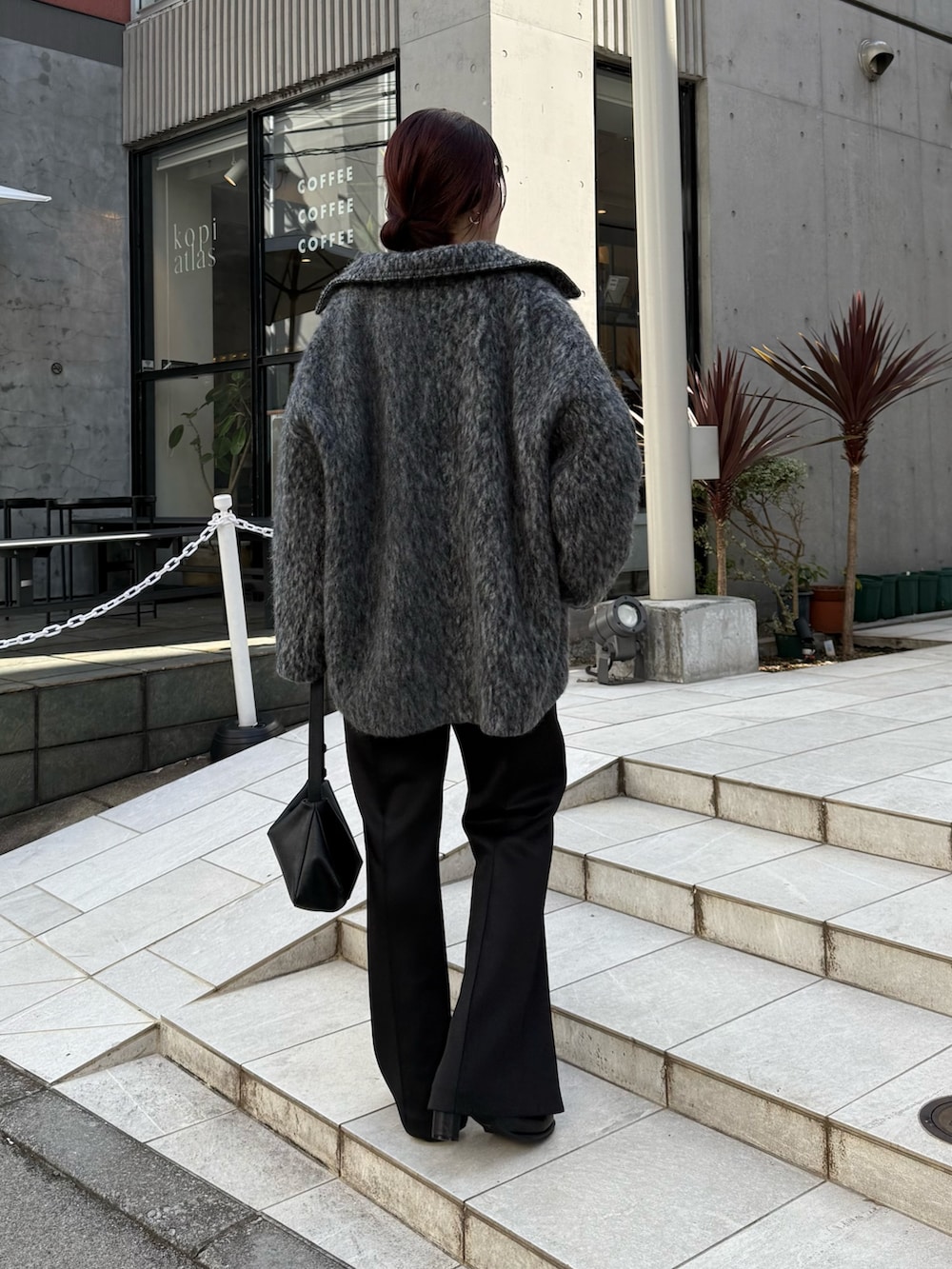 グレー系のその他アウター、ブラック系のその他パンツ、ブラック系のショルダーバッグを着用したレディースの秋コーディネートの4枚目の写真