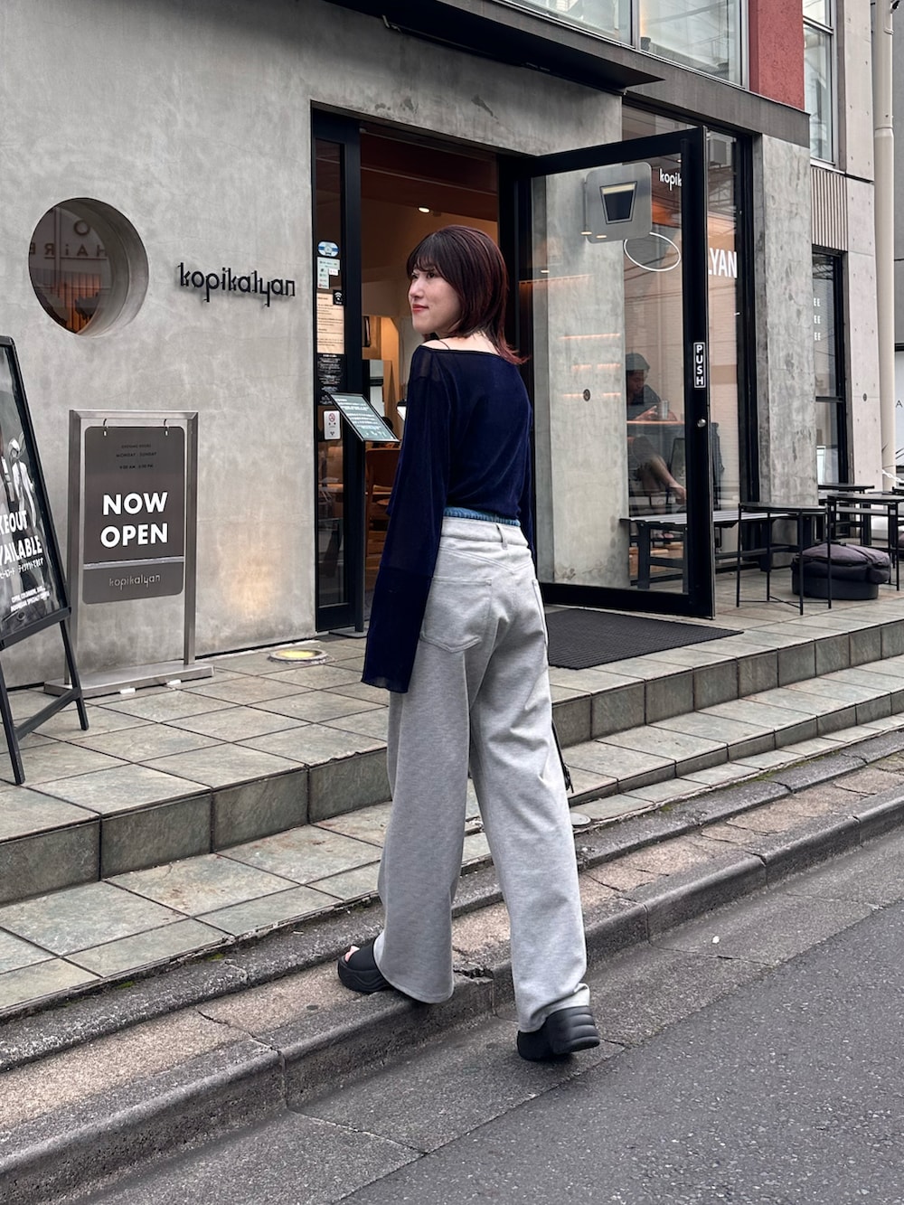 ブルー系のTシャツ/カットソー、グレー系のデニムパンツを着用したレディースの夏コーディネートの4枚目の写真