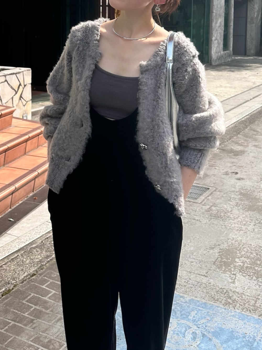 ブラック系のつなぎ/オールインワン、ホワイト系のカーディガン/ボレロ、シルバー系のハンドバッグを着用したレディースの夏コーディネートの2枚目の写真