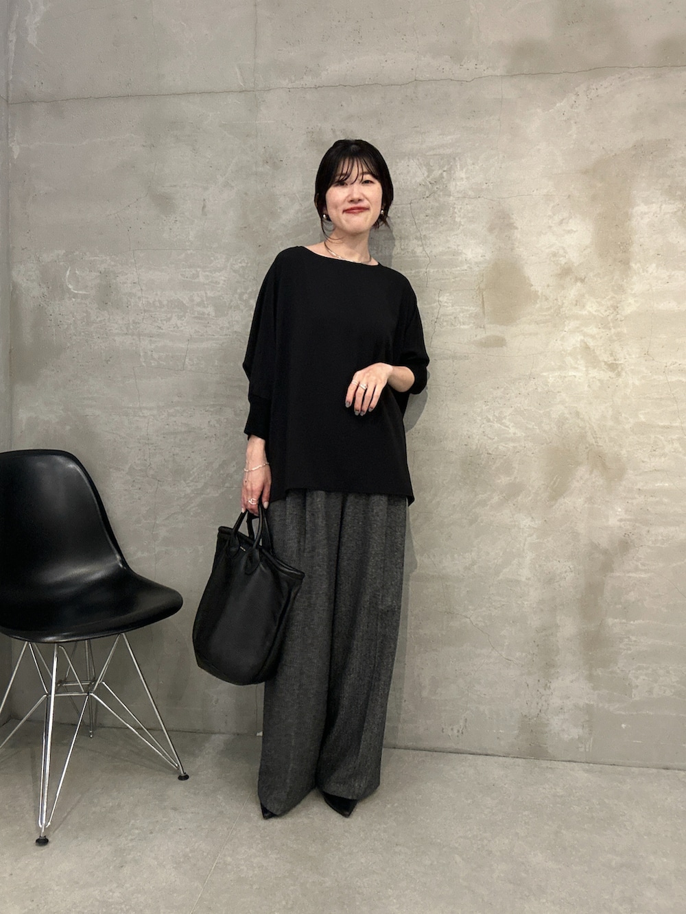 ブラック系のシャツ/ブラウス、グレー系のその他パンツ、ブラック系のトートバッグを着用したレディースの秋コーディネートの2枚目の写真