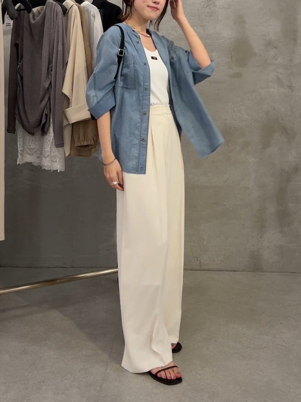 ブルー系のシャツ/ブラウス、ホワイト系のスラックス、ホワイト系のタンクトップを着用したレディースの春コーディネートの2枚目の写真