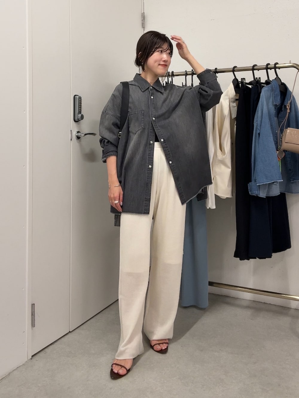 ブラック系のシャツ/ブラウス、ホワイト系のパンツ、ホワイト系のバッグを着用したレディースの春コーディネートの4枚目の写真