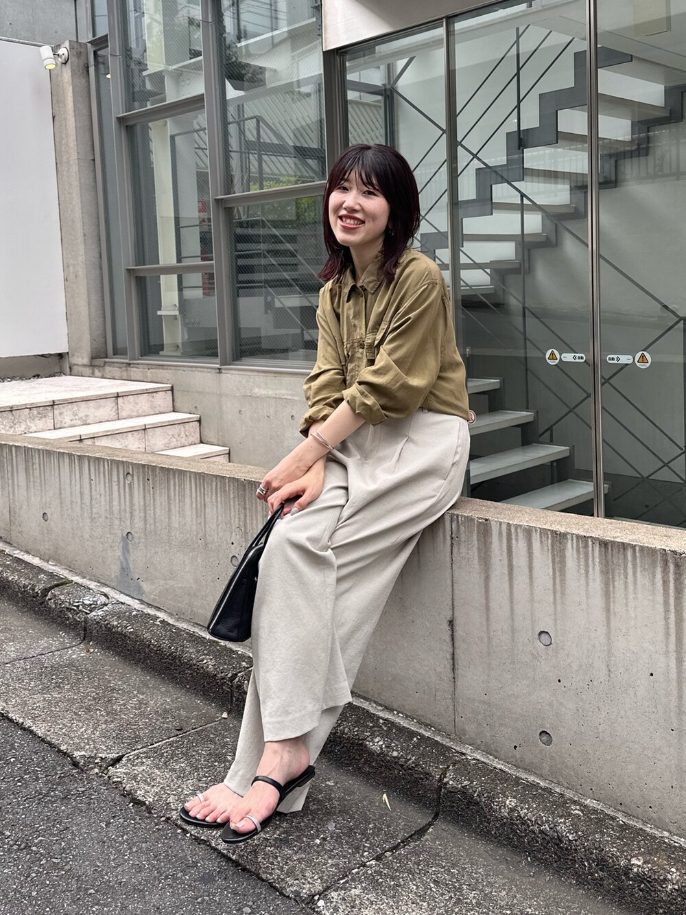 グリーン系のシャツ/ブラウス、ベージュ系のその他パンツを着用したレディースの夏コーディネートの4枚目の写真