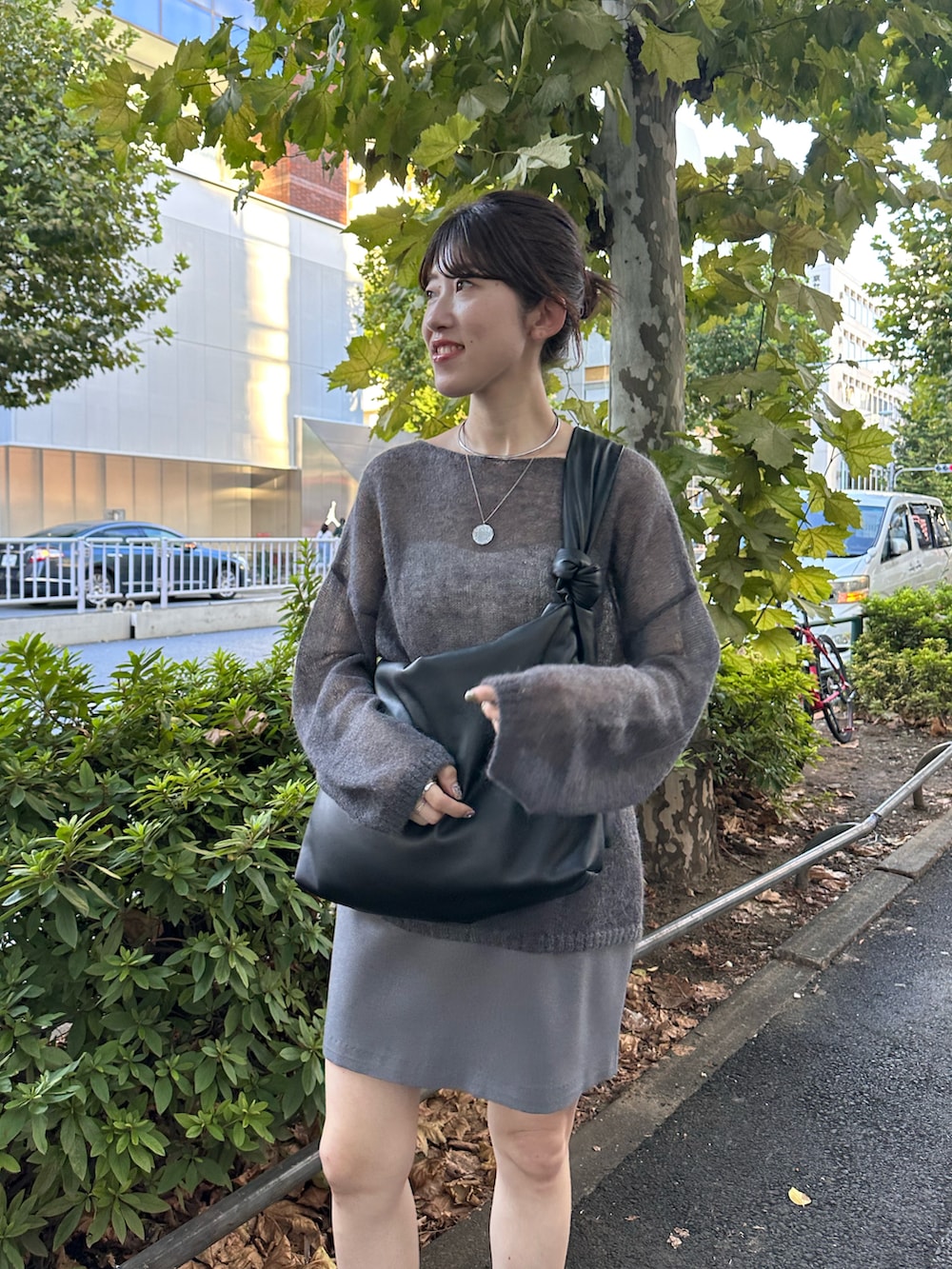 ブラック系のブーツ、ブルー系のニット/セーター、グレー系のスカートを着用したレディースの秋コーディネートの4枚目の写真