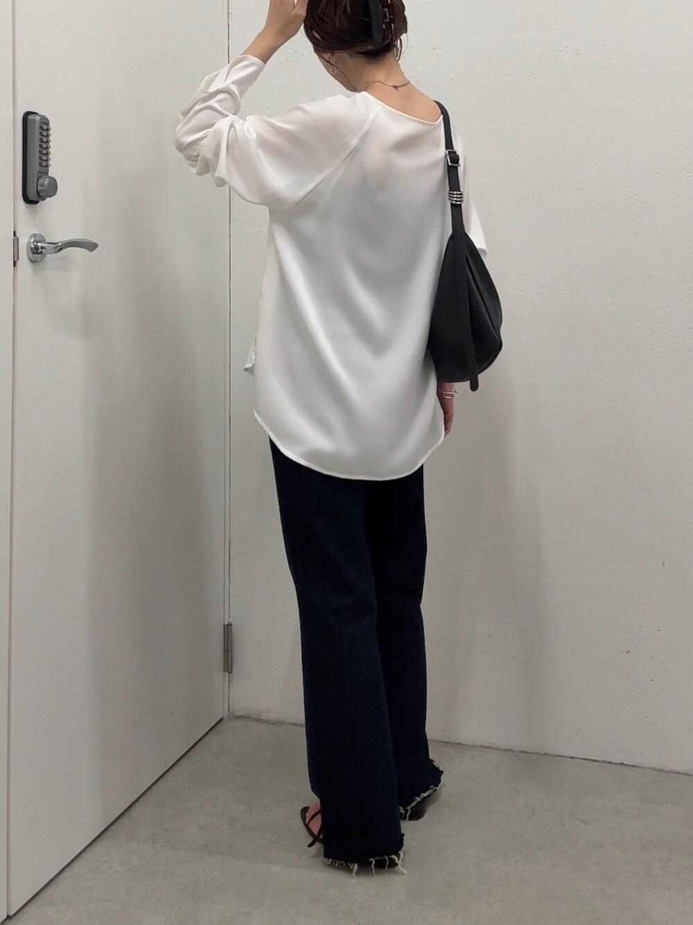 ホワイト系のシャツ/ブラウス、ブルー系のデニムパンツ、ブラック系のショルダーバッグを着用したレディースの夏コーディネートの3枚目の写真