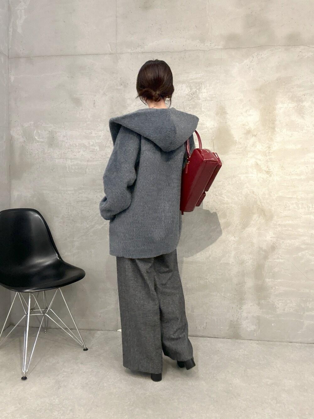 ホワイト系のニット/セーター、グレー系のその他パンツ、グレー系のその他アウターを着用したレディースの秋コーディネートの3枚目の写真