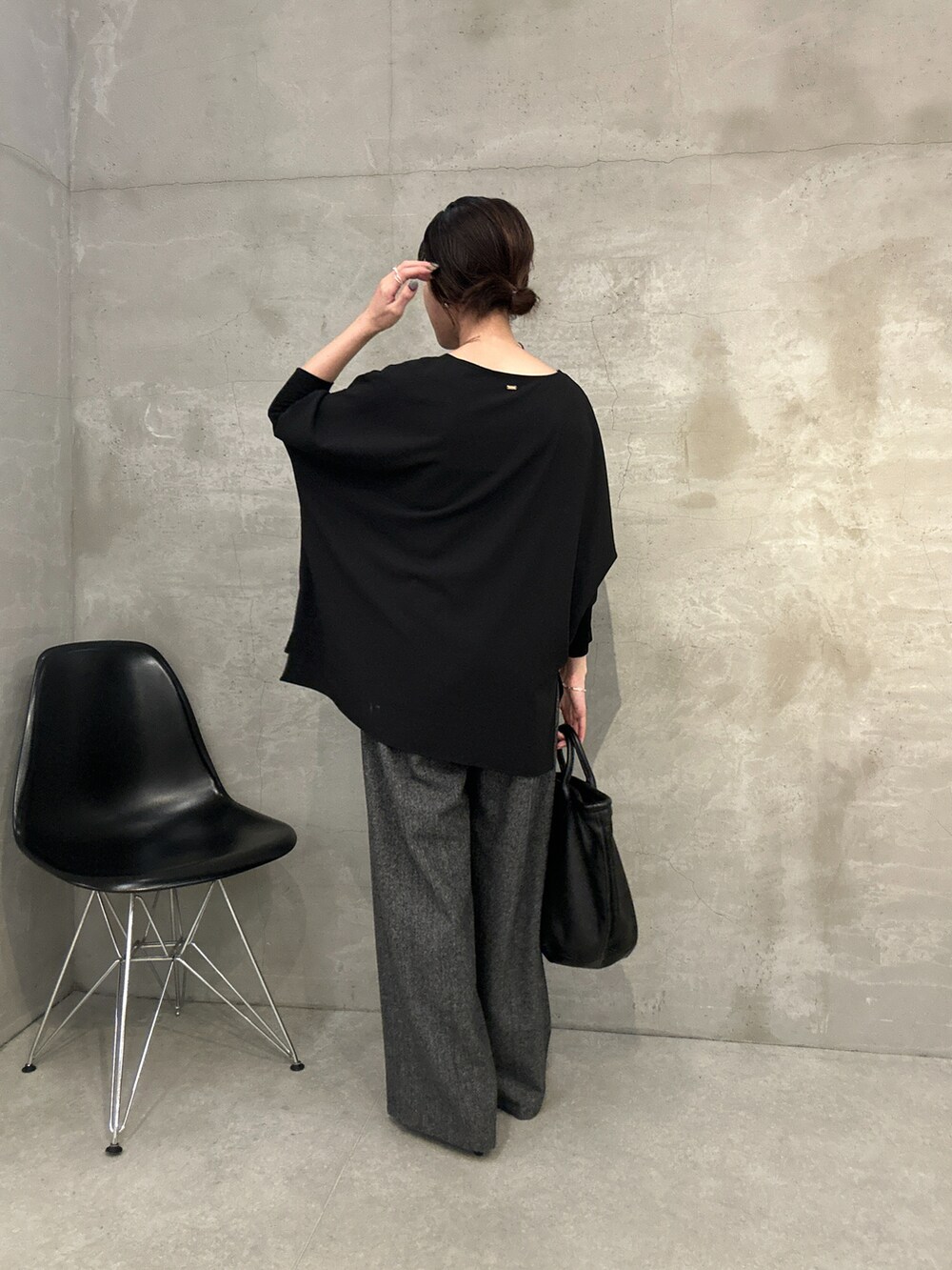 ブラック系のシャツ/ブラウス、グレー系のその他パンツ、ブラック系のトートバッグを着用したレディースの秋コーディネートの3枚目の写真