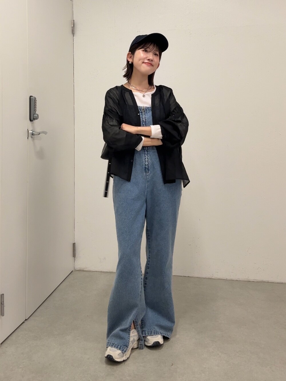 ブルー系のサロペット/オーバーオール、ブラック系のシャツ/ブラウス、ホワイト系のTシャツ/カットソーを着用したレディースの春コーディネートの4枚目の写真