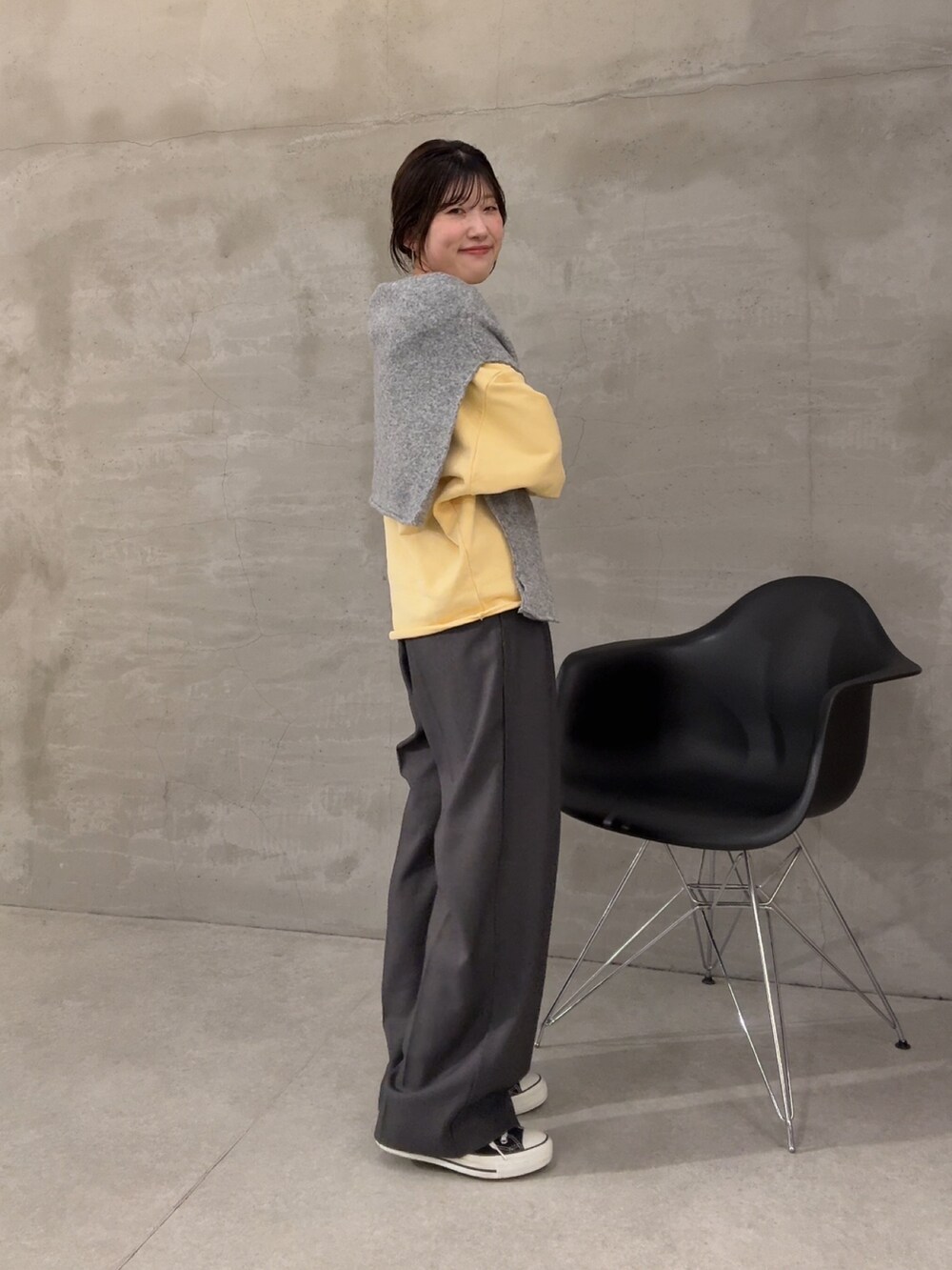 イエロー系のスウェット、ホワイト系のTシャツ/カットソー、グレー系のスラックスを着用したレディースの秋コーディネートの6枚目の写真