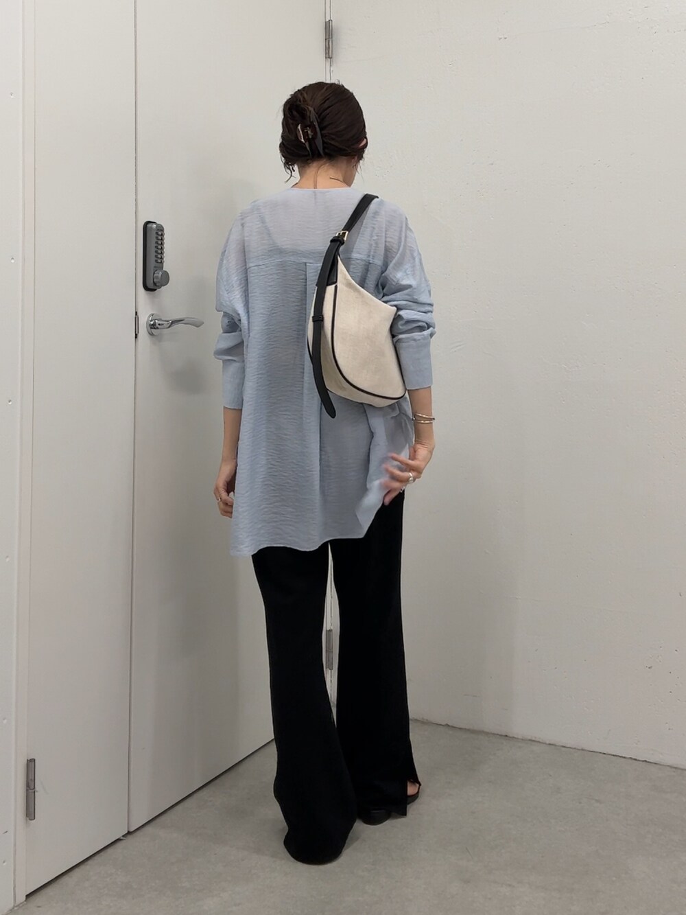 ブルー系のシャツ/ブラウス、ブラック系のその他パンツ、ゴールド系のネックレスを着用したレディースの夏コーディネートの3枚目の写真