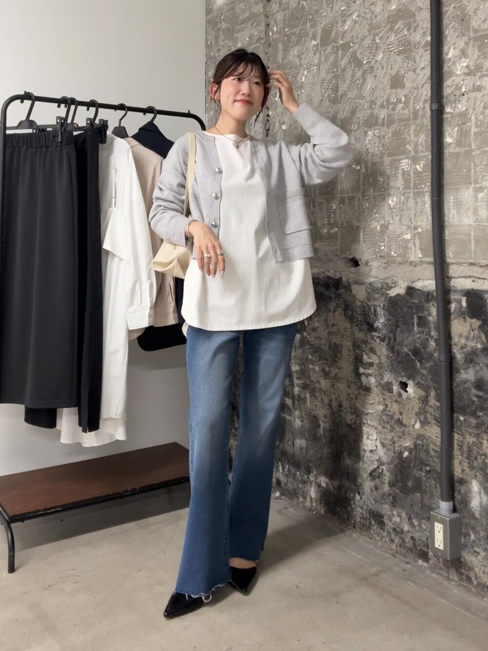ホワイト系のTシャツ/カットソー、グレー系のカーディガン/ボレロ、ブルー系のデニムパンツを着用したレディースの夏コーディネートの4枚目の写真