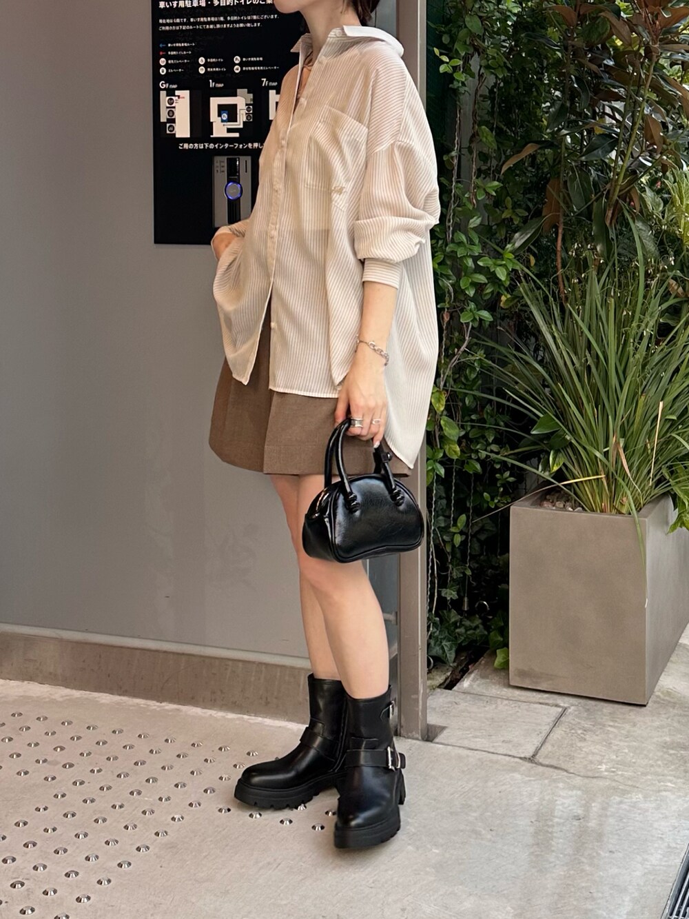 ベージュ系のシャツ/ブラウス、ブラック系のバッグ、ベージュ系のその他パンツを着用したレディースの夏コーディネートの4枚目の写真