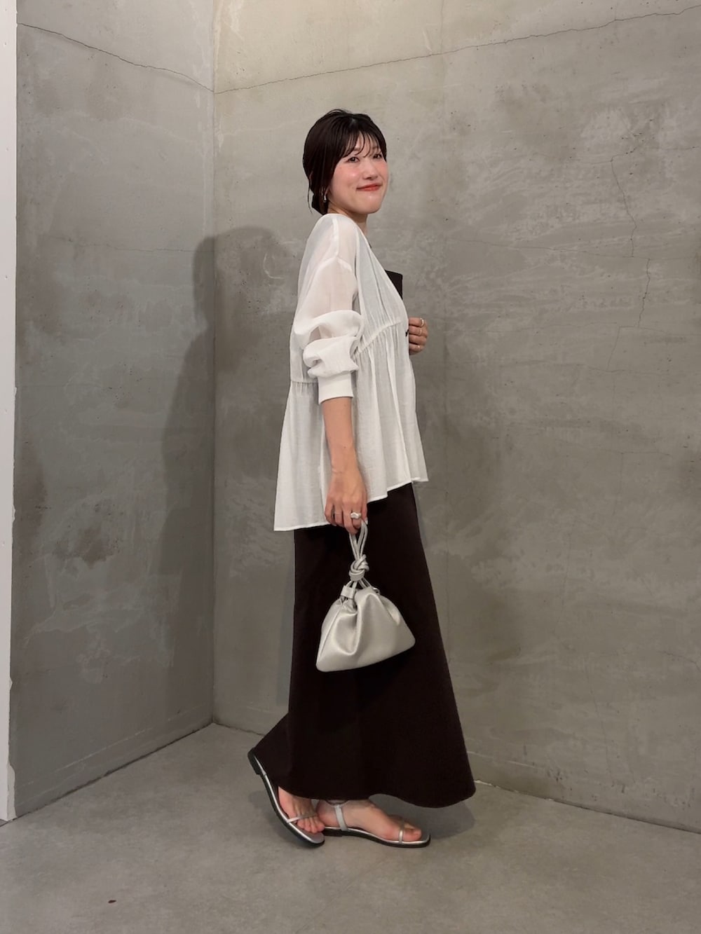 ホワイト系のシャツ/ブラウス、シルバー系のショルダーバッグ、ブラウン系のワンピースを着用したレディースの冬コーディネートの2枚目の写真