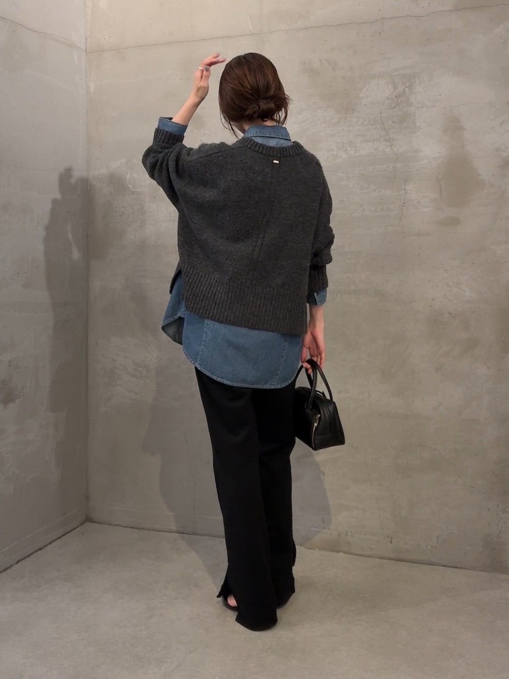 グレー系のニット/セーター、ブルー系のシャツ/ブラウス、ブラック系のその他パンツを着用したレディースの秋コーディネートの3枚目の写真